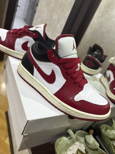 Toy paltarları və aksesuarları: NIKE AIR JORDAN! 1 defe geyinilib! ORGINAL! 260 manata alinib. 36-37