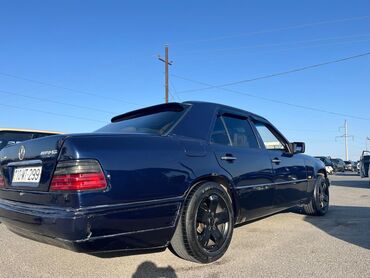 Mercedes-Benz: 111 Mator Qaz quraşdırılıb texpasportda qeyd olunub. Dəri salon — 10