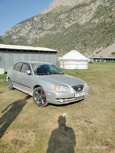 шины для нексии: Элегантный серебристый седан Hyundai Avante с плавными линиями кузова