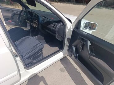 Volkswagen: Volkswagen Beetle (Pre-1998): 1995 г., 1.8 л, Механика, Бензин, Седан