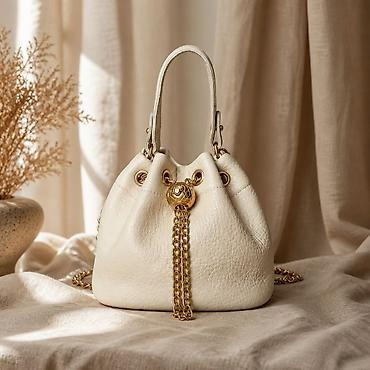 sinsey torbe: Kožna torba-buket (bucket bag) u boji slonovače sa zlatnim detaljima — 7