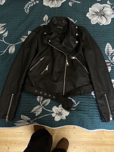 Куртки: Женская куртка цвет - Черный