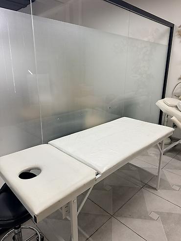 Kosmetoloji, masaj və estetik prosedurlar üçün kuşetka. Ağ rəngli