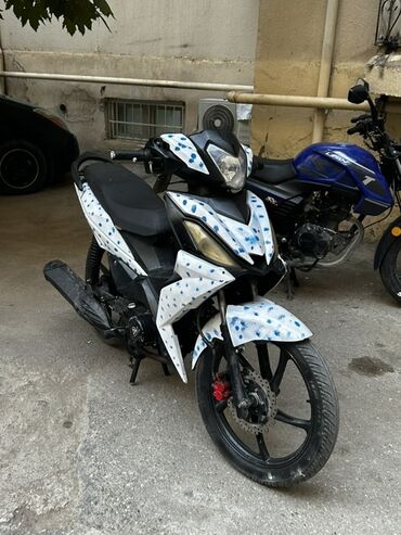 Çəngəllər: Sport üslublu şəhər motosikleti - Kuzov: aq/çəhrayı mavi ləkəli