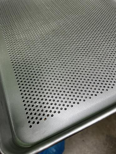 Кондитерский инвентарь: Перфорированные и гладкие противни для выпечки (пекарские листы) — 9