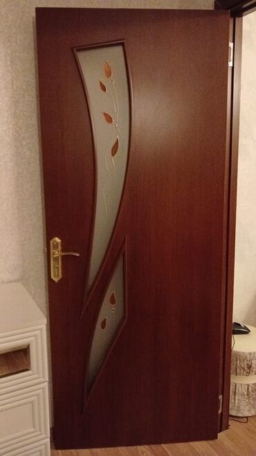 Darvazalar və aksesuarlar: Müasir dizaynlı daxili qapı - Material: tünd qəhvəyi ağac teksturlu