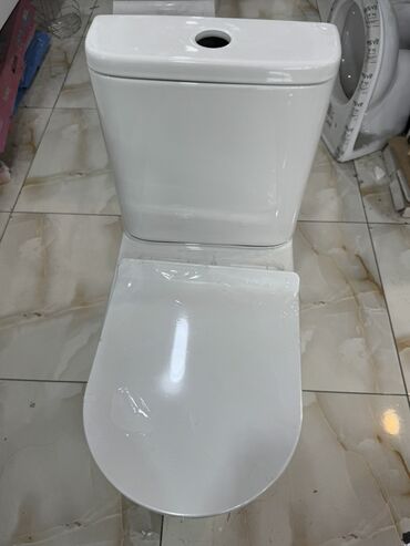 su generatoru: Ağ rəngli keramika unitaz, oval formalı qapağı və quraşdırılmış su