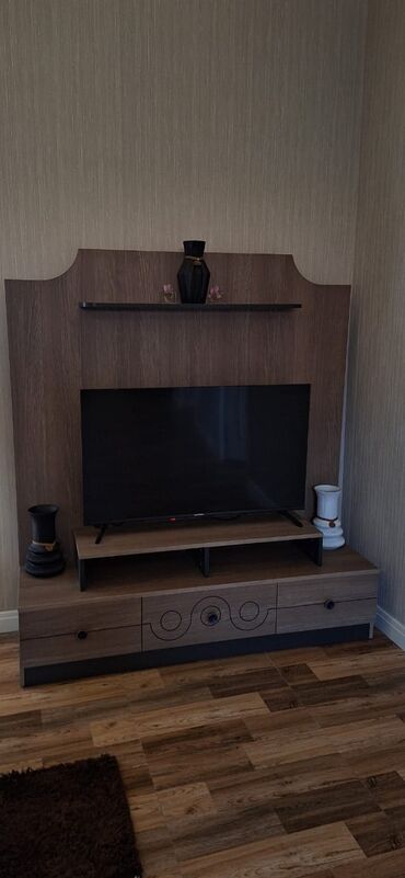 белый рабочий стол: TV stendi və divar paneli dəsti - Material: taxta teksturalı laminat