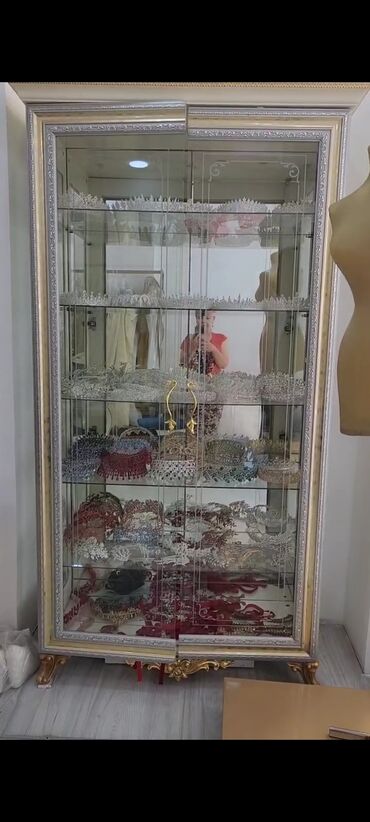 2ci əl dolab: Stelaj, servant. Əvvəllər taclar üçün istifadə olunmuş stelaj. bütün