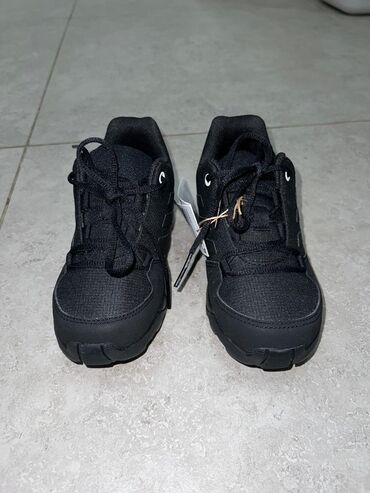 Кроссовки и спортивная обувь: Черные кроссовки для бега/повседневной носки, размер 28 (чуть — 5