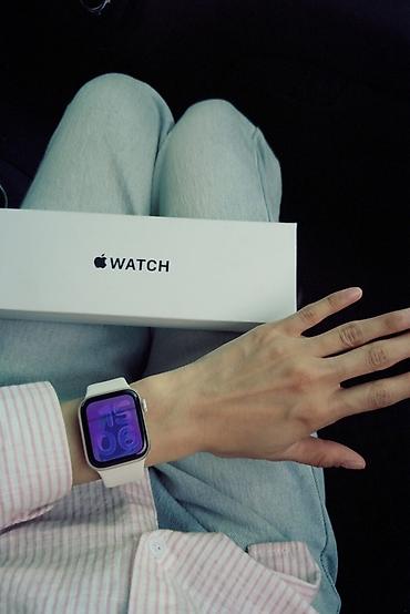 bt fm modulator: Apple Watch с прямоугольным дисплеем и светлым спортивным ремешком — 2