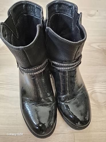 moon boots snizenje: Crne kožne poluduboke čizme sa lak kožom i ukrasnim kaišem - — 3