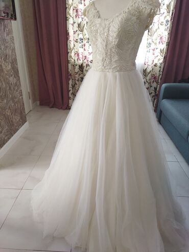 продается свадебное платье: Продаю свадебное платье размер 42-44 . Айвори