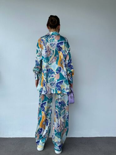 Kompleti: Komplet 5650 Rsd
SS /MM /LL — 5