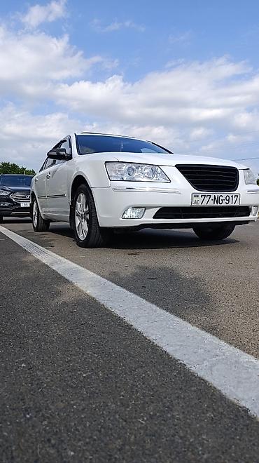 volkswagen tiguan 1: Hyundai Sonata sedan – ağ rəng, 77-NG-917 nömrə nişanı. Geniş və rahat — 2