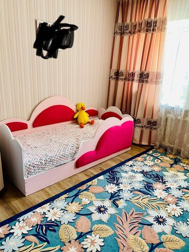 Другая детская мебель: Б/у детская кровать с матрасом. Делали на заказ