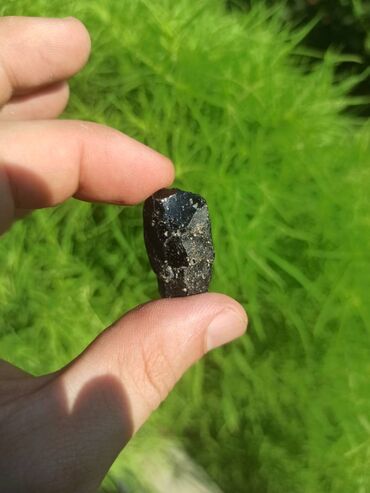 Digər kolleksiyalar: Təbii Obsidian daşı. Tamamilə təbii, emal olunmamış parlaq qara — 10