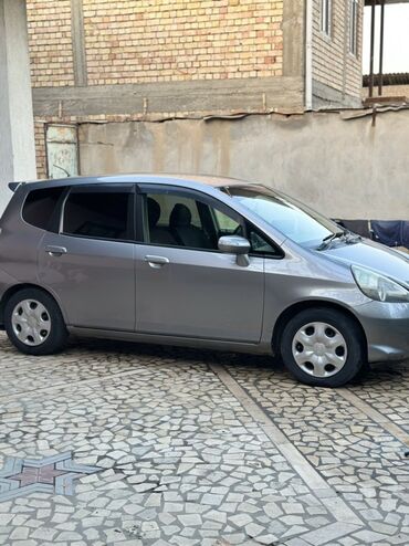 как можно купить машину в рассрочку: Honda Fit: 2006 г., 1.3 л, Автомат, Бензин, Хэтчбэк