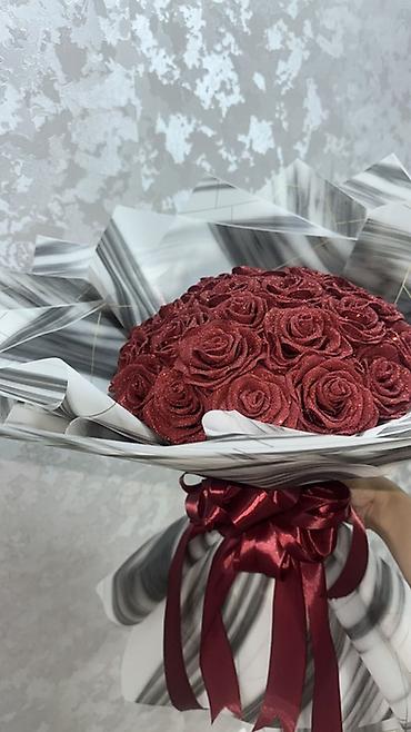 qızılgul satışı: Qırmızı qızılı parıltılı güllərdən bəzədilmiş buket - Tərkib: qırmızı — 1