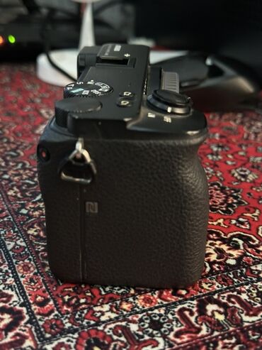 Mətbəx texnikası: Sony istehsalı "α6600" model nömrəli qara rəngdə rəqəmsal fotoaparat