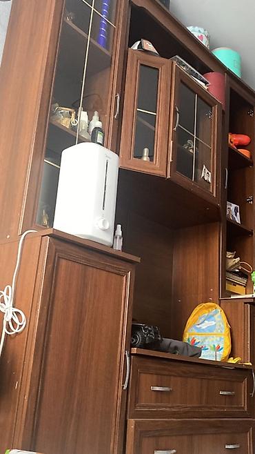 расклад: Секция/стенка для гостиной из ЛДСП под дерево с витринами из стекла — 1