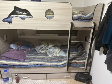 двухэтажный кровать: Двухъярусная кровать из ЛДСП с защитными бортами и встроенной