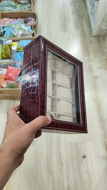 Məktəb çantaları: 6 ededli dəri saat.qâblari 35 AZN.qehveyi dördbucaqli 50 azn. 10 — 15