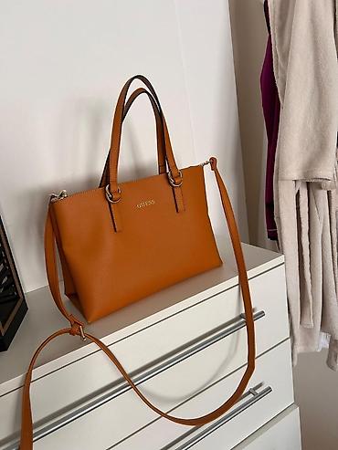 torba za posao: Guess ženska torba – model sa dvostrukim ručkama i dugim kaišem za — 3