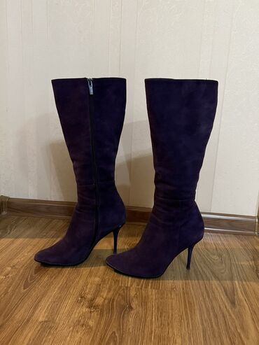 Çəkmələr: Qadın dizaltı çəkmə – tünd bənövşəyi rəngdə, zamşa material. - Nazik