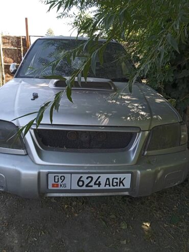 матиз автомат продаю: Кроссовер Subaru Forester серебристого цвета, оборудованный спойлером