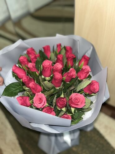 мешки большие: Букет из розовых роз в стильной серо-белой упаковке. - Состав: около