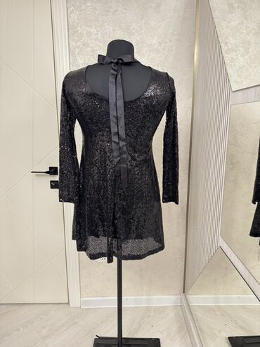 Dəstlər, kostyumlar: Qadın geyimləri 1) Bej rəngli trikotaj dəst – 10 AZN - V-yaxa — 26