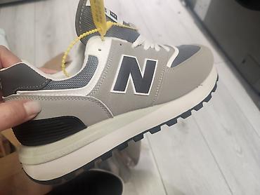 Кроссовки New Balance в нейтральной серо‑белой гамме с контрастной