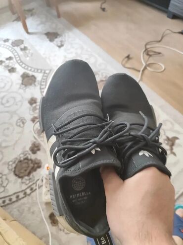 Krasofkalar və idman ayaqqabıları: Qara rəngdə olan bu Adidas idman ayaqqabıları gündəlik istifadə üçün