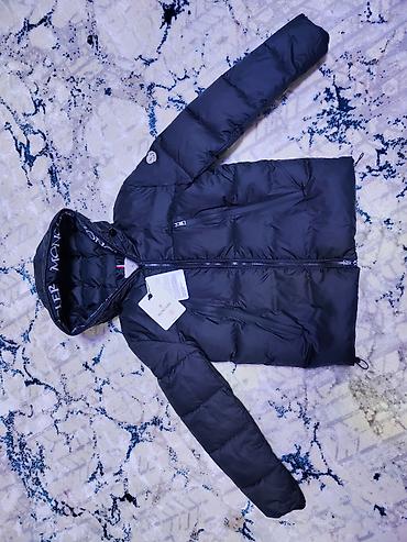 Пуховики и зимние куртки: Пуховик Moncler, темно-синий/черный цвет. есть затяжка на капюшоне и с — 5