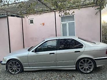 super soco tc: BMW 3 Series E36 sedan – gümüşü rəngdə. Xüsusiyyətlər: - Kuzov — 3