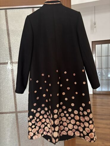 loreta пальто: Женское дизайнерское пальто черное с декоративным принтом внизу