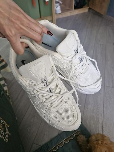 krosofka: Nike ağ rəngli idman ayaqqabısı - Model: şəbəkə (mesh) üstlük və — 2