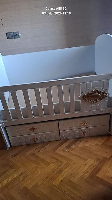 Mebel: Uşaq beşiyi – qızılı detallar və çekmecəli baza - Rəng: ağ, dekorativ — 1