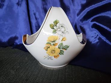 Ostali antikviteti: Korpa Jugoporcelan Titov Veles iz 70ih.god. Korpa je perfektna,sve na — 1