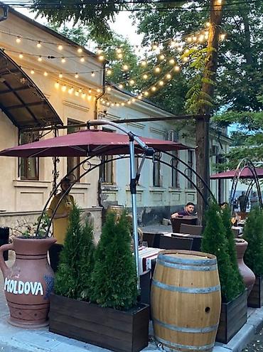 kafe ucun bar: Restoran, yay kafe və küçə ticarəti üçün Taxta dekorativ çellek masa — 4