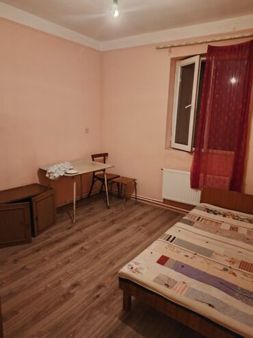 Серьги: Kirayə üçün sadə, mebel ilə təmin olunmuş otaq. Xüsusiyyətlər: - 1