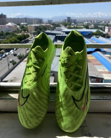 футбольная поля: Футбольные бутсы Nike Phantom в ярком салатовом цвете. Модель с низким