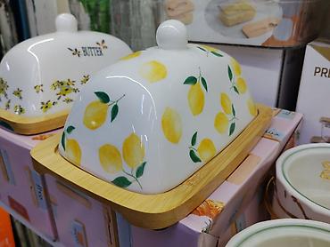 паштет: Маслёнка с крышкой и подставкой - Стильный дизайн с лимонным принтом — 1