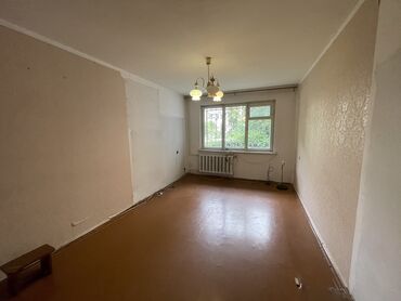 куплю 4 х комнатную квартиру в бишкеке: 2 комнаты, 44 м², 104 серия, 1 этаж, Старый ремонт