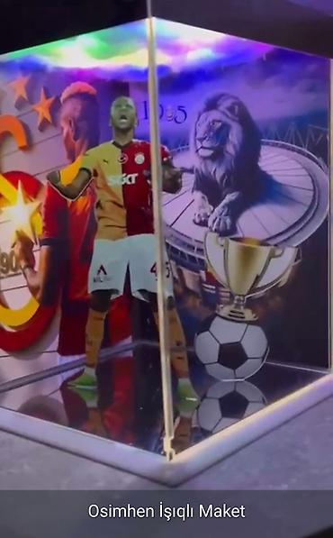 Darts: Şəffaf akril qutuda, daxili işıqlandırması olan futbolçu Osimehnin — 7