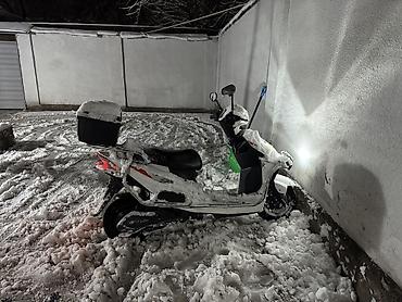 Скутеры: Скутер/мопед 50–125 см³, городской, белый, с боковыми и передними — 2