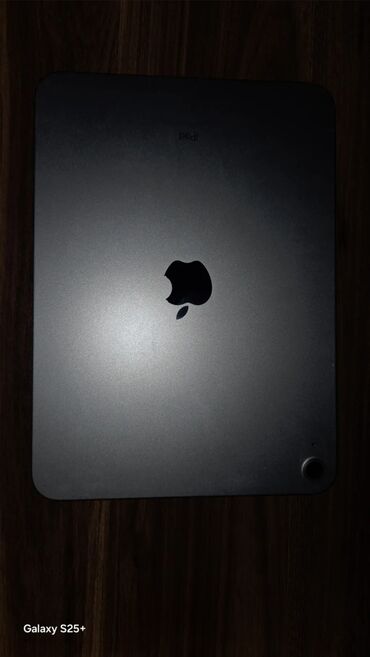 ipad 10 nəsil: Bu, arxa hissəsində Apple loqosu və kamera modulu olan tünd boz rəngli