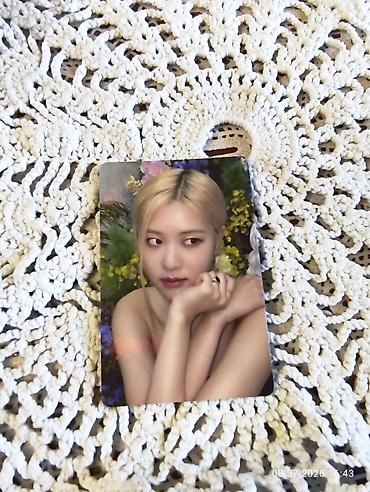 Rose rəsmi fotokart - Ön tərəf: Çiçəkli fon qarşısında Rosenin lalafo.az -da Rose rəsmi fotokart - Ön tərəf: Çiçəkli fon qarşısında Rosenin