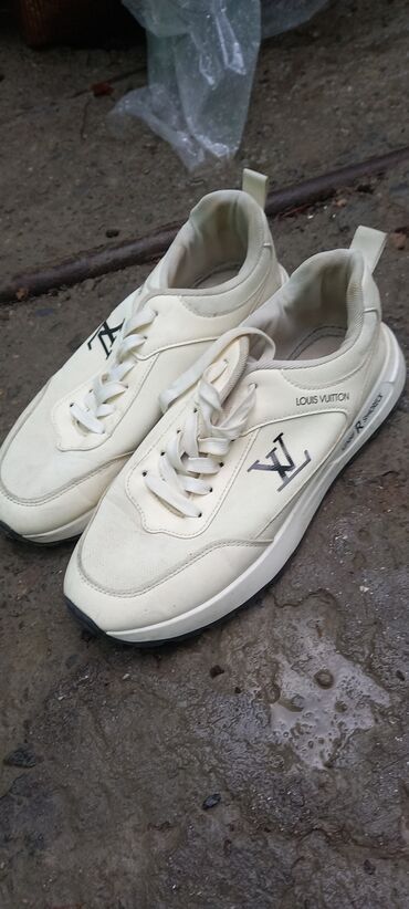 теплые мужские тапочки: Ünvan biləcəri 43 razmer yaxşı vəzyətdədiAğ rəngdə idman ayaqqabısı